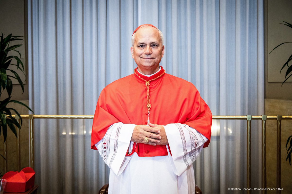 Habemus Papam! Die Kirche hat einen neuen Papst. Soeben ist Kardinal Robert Francis Prevost auf die Loggia des Petersdoms getreten und hat der Welt seinen Namen genannt: Papst Leo XIV.

In einer Zeit großer Umbrüche und Herausforderungen hat der Heilige Geist erneut gewirkt und