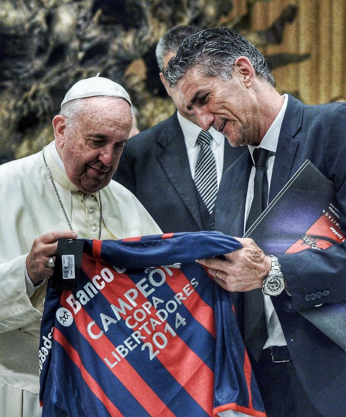 Alguna vez hubo un Papa argentino, futbolero e hincha y socio de #SanLorenzo.

Magnifiquen. Increíble.