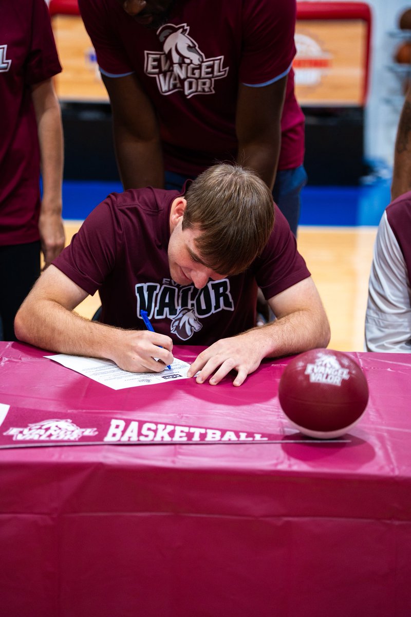 BBall_Movement's tweet photo. Our guy @logansanders_20 makes it official, signing with Evangel to play basketball for Coach Capel. Congratulations, Logan! 👏👏 https://t.co/u6vg0z8y0e