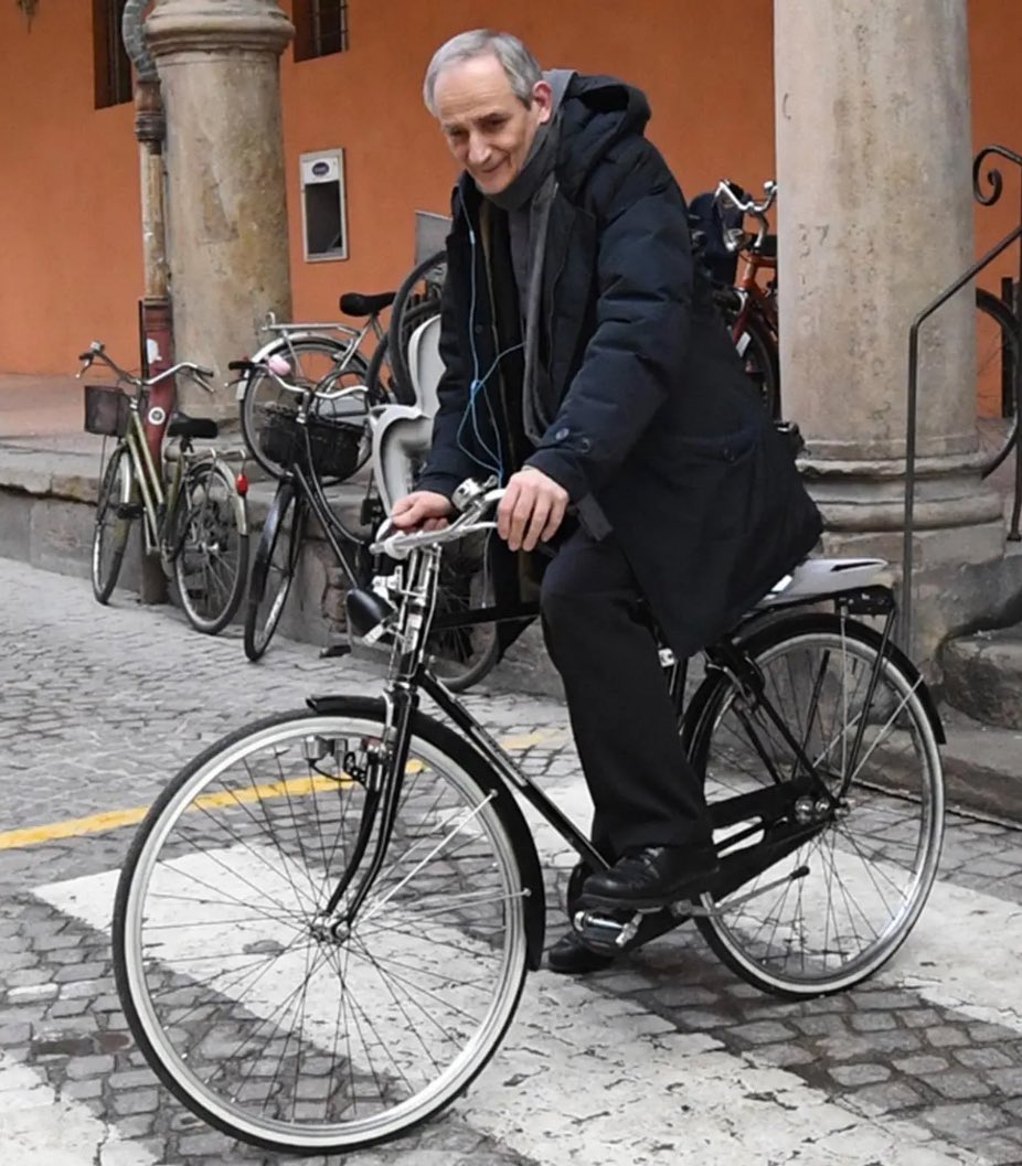 Alessan90091352's tweet photo. Troppo bello per essere vero …
Caro Zuppi,adesso  torna a Bologna e in sella alla tua bicicletta continua a fare ciò’per cui il Twitter si è’innamorato di te  #Conclave2025 #fumatabianca #HabemusPapam https://t.co/xHIdM6b9Yg