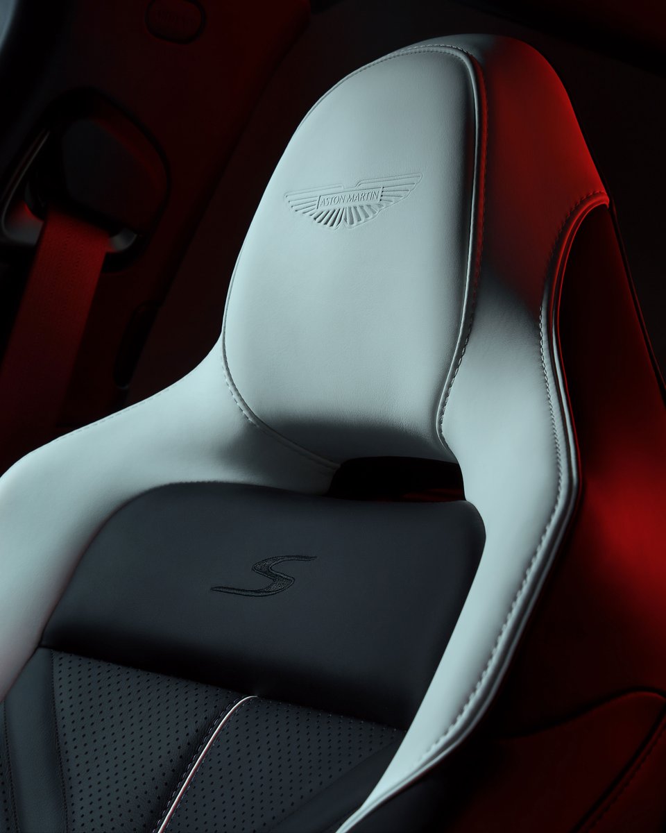 astonmartin's tweet image. The world’s finest materials.

Exquisitely pieced together with digital craftsmanship.

Discover DBX S: bit.ly/4jVeihO

#AstonMartin #DBXS #POWERDRIVEN