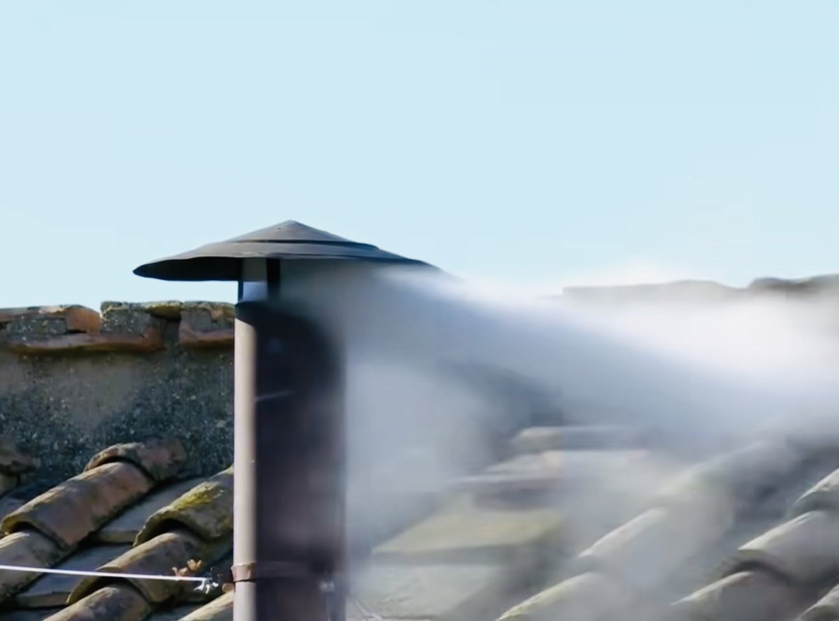 ¡Habemus Papam! 

Durante la tercera fumata del cónclave se dio el color blanco, lo que significa que eligieron a un nuevo pontífice.