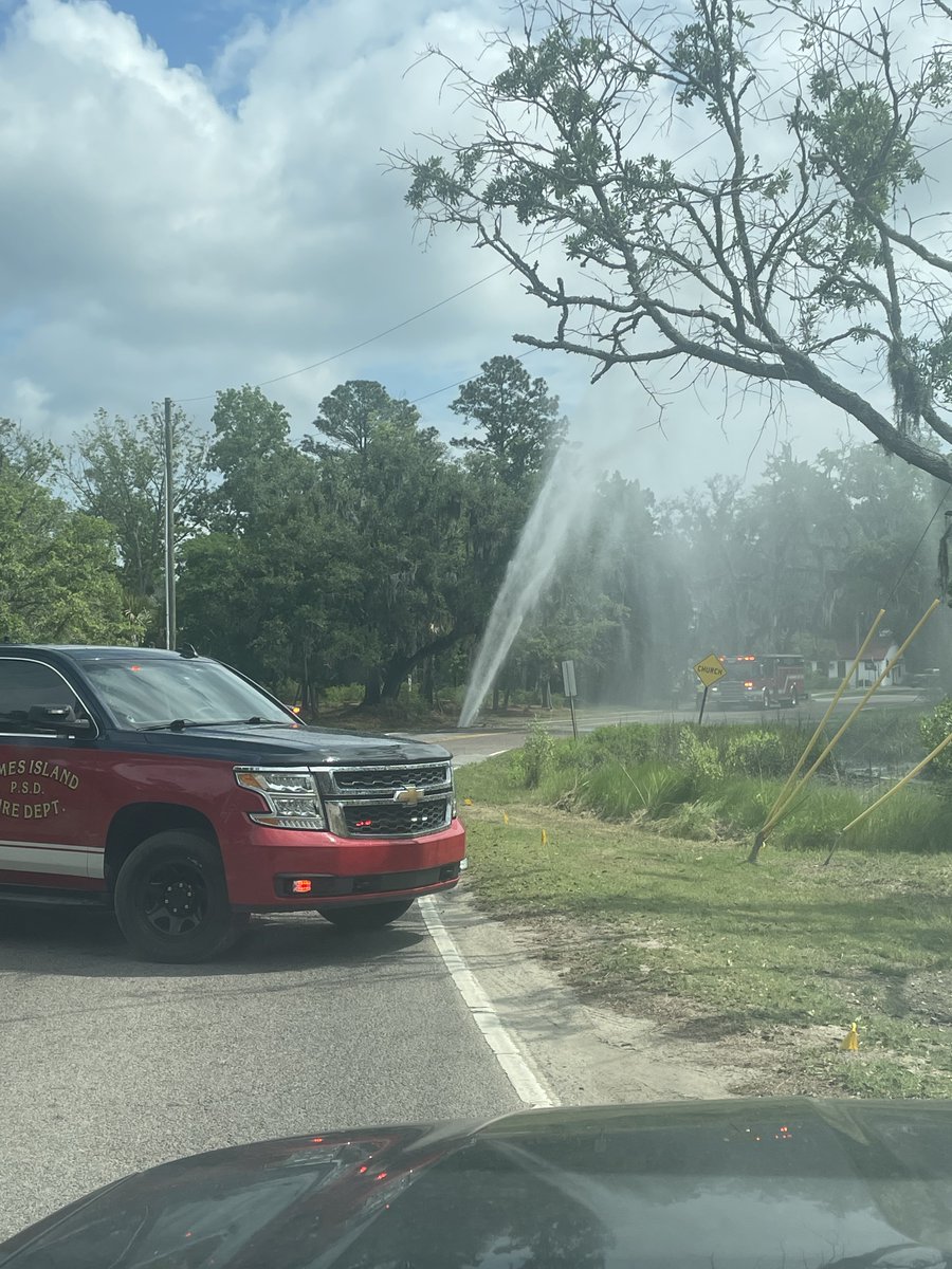 🚧 Traffic Alert 🚨
Officers are assisting with a water main break on Central Park Road. The road is closed between Fleming Rd and Riverland Dr. Please use alternate routes and expect delays. #chsnews #chstrfc