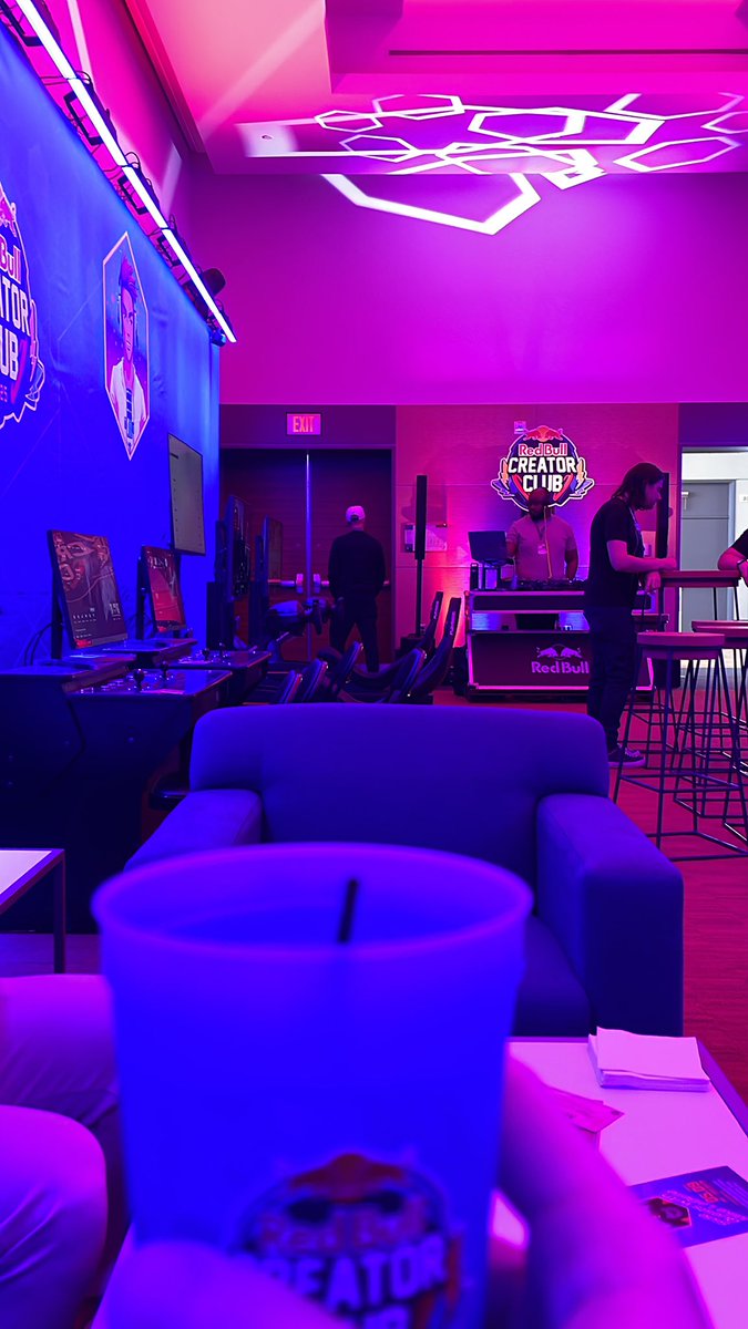The <a href="/redbullgaming/">Red Bull Gaming</a> creator lounge at PAX East is lit asf. Shoutout to my favorite Red Bull athlete <a href="/LudwigAhgren/">ludwig</a> 😌🙏