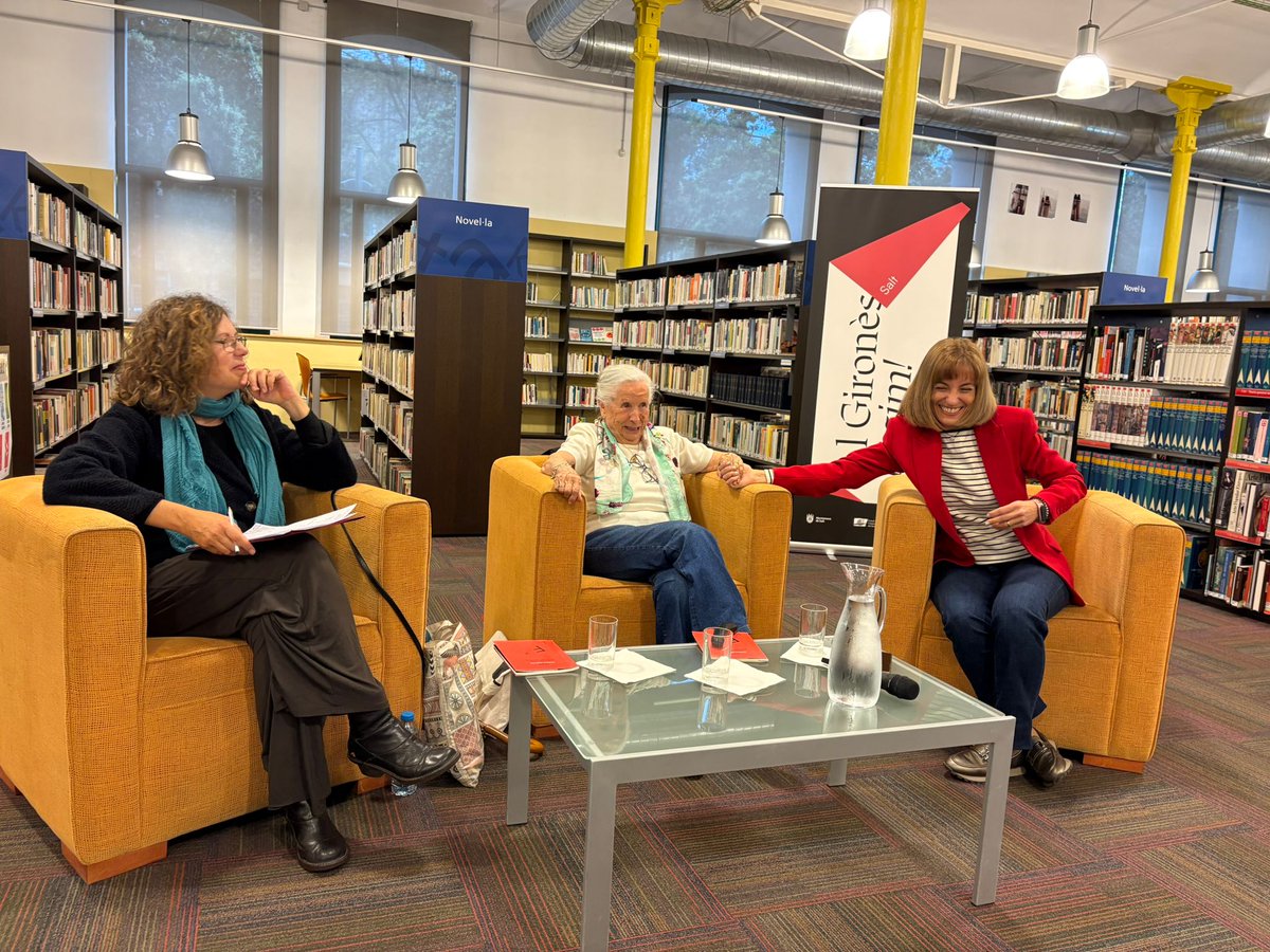 pscsalt's tweet photo. Comença la presentació del llibre 'Sobrevol' de la Josefina Espinosa a la biblioteca Iu Bohigas de #Salt @PSCComGironines @pscsalt https://t.co/wVpdi1OrmY