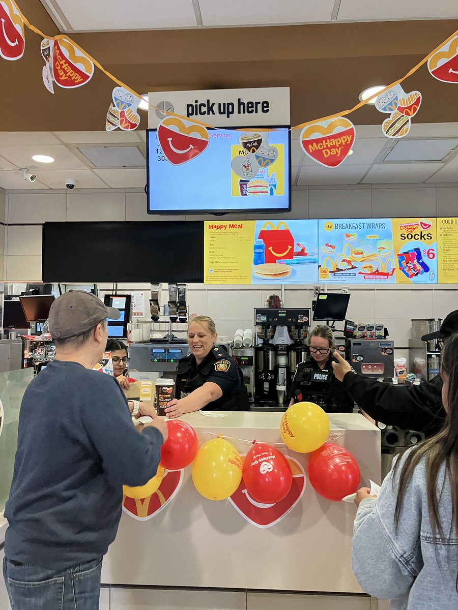 <a href="/PeelPolice/">Peel Regional Police</a> Airport Division officers had a great time volunteering at McHappy Day <a href="/McDonaldsCanada/">McDonald's 🇨🇦</a> ! Happy to support and help to raise funds for <a href="/RMHCCanada/">RMHC Canada</a> ! #McHappyDay 🍟🍔 ❤️