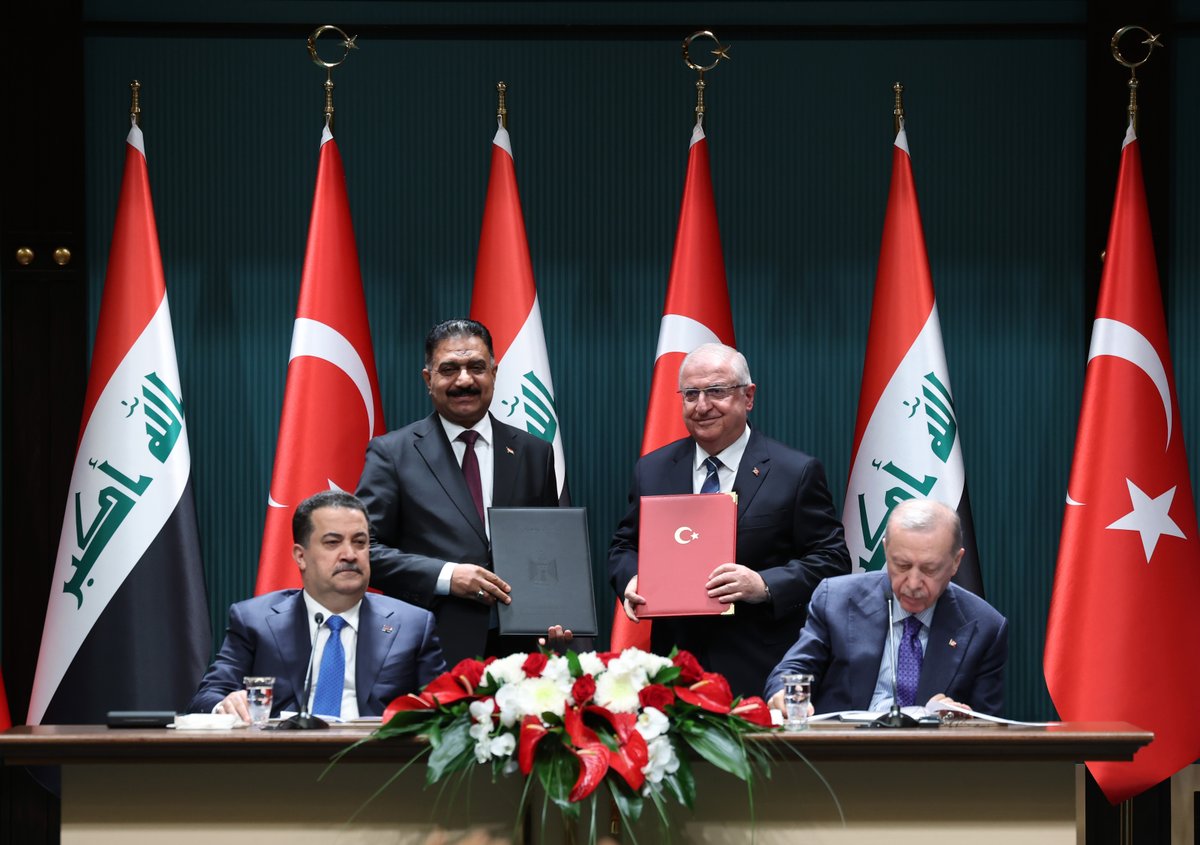 tcsavunma's tweet photo. Cumhurbaşkanımız Sayın Recep Tayyip Erdoğan ile Irak Başbakanı Sayın Muhammed Şiya es-Sudani'nin baş başa ve heyetlerarası görüşmesinin ardından iki ülke arasında anlaşmalara imza atıldı.

Törende Millî Savunma Bakanı Yaşar Güler ile Irak Başbakanı Askerî Sanayii Danışmanı Mustafa Ati Hassan tarafından; Millî Savunma Bakanlığımız ile Irak Cumhuriyeti Askerî Sanayii Komisyonu Arasında Savunma Sanayii Alanında Yerlileştirmeye Yönelik Mutabakat Muhtırası imzalandı. 

Ayrıca Millî Savunma Bakan Yardımcısı Musa Heybet ve Al Zaman Group Yönetim Kurulu Başkanı Ahmed Shaban; AYDA International Entegre Savunma Sistemleri Ticaret AŞ ve Al Zaman Group For General Trading, Contracting and Shipbuilding LLC arasındaki Mutabakat Zaptı’nı imzaladı.

#MillîSavunmaBakanlığı 
#YaşarGüler