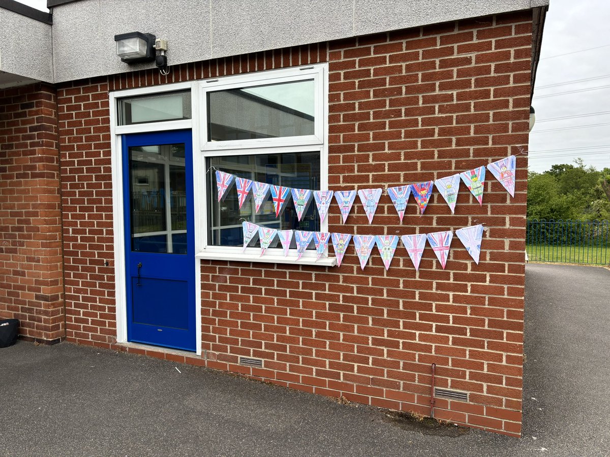 latimerprimary's tweet image. #ClassMN enjoyed making some VE Day bunting over the last couple of days to add to the #Latimer decoration! 🇬🇧#VEDay80