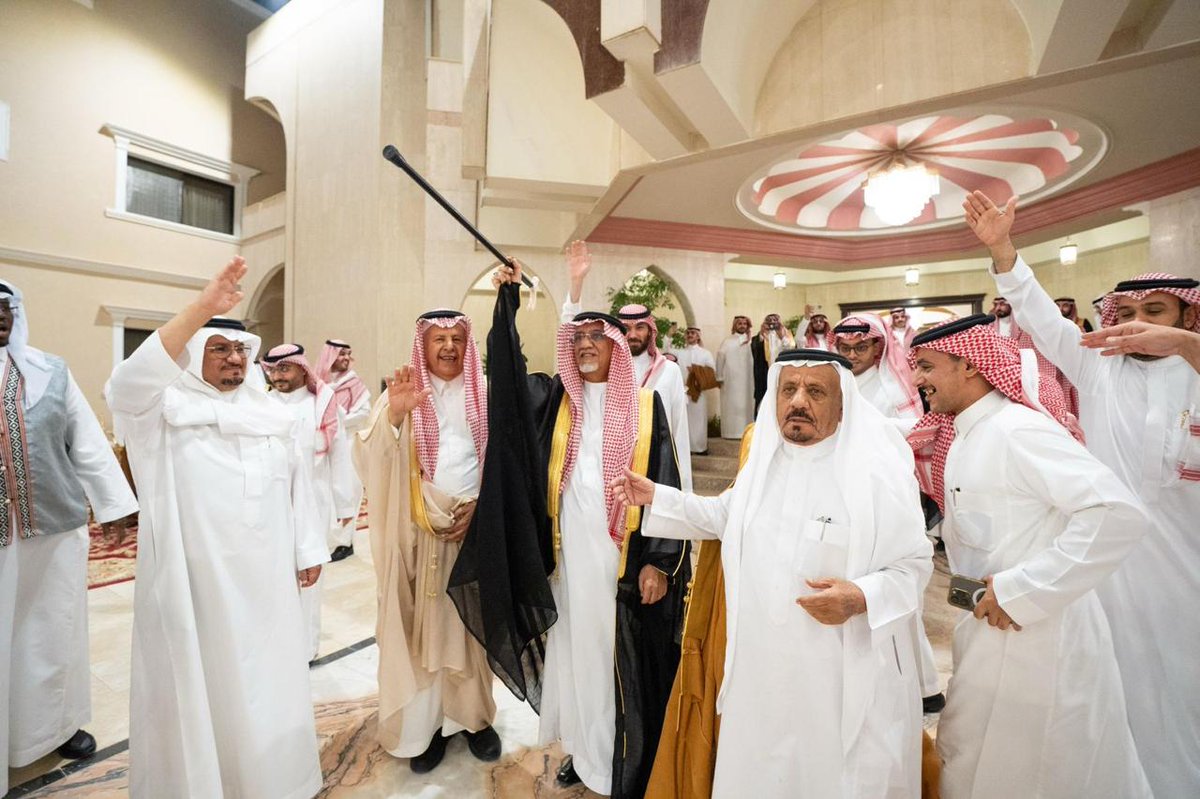 تشرفت يوم الثلاثاء ٦ مايو بقبول دعوة اخونا د منصور بن علي بن كدسة والشيخ عبدالخالق بن سعيد بن كدسة
ازواج الابن عبدالله بن منصور على كريمة ابنة عبدالخالق بالرياض
وكان حفل مميز جدا لانه كان بدار والد العريس العامرة وكان المدعوون من نخبة المجتمع وعلى راسهم اصحاب السمو الامراء