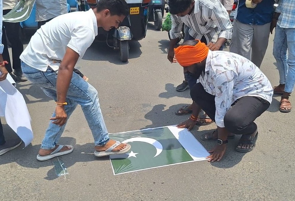 always_akash7's tweet photo. 1000 replies with this tag

"PAKISTAN KI MKC" https://t.co/EDRh0t2cex
