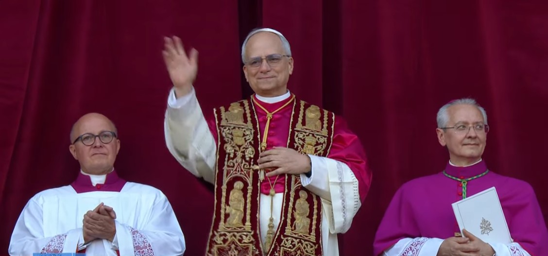 ¡Habemus Papam! ¡Humo blanco en el Vaticano 🇻🇦!

Finalizó el #Cónclave y el nuevo pontífice es el cardenal estadounidense Robert Francis Prevost, quien adoptará el nombre de León XIV.

Ante miles de católicos congregados en la Plaza de San Pedro, el papa número 267 dio su primer