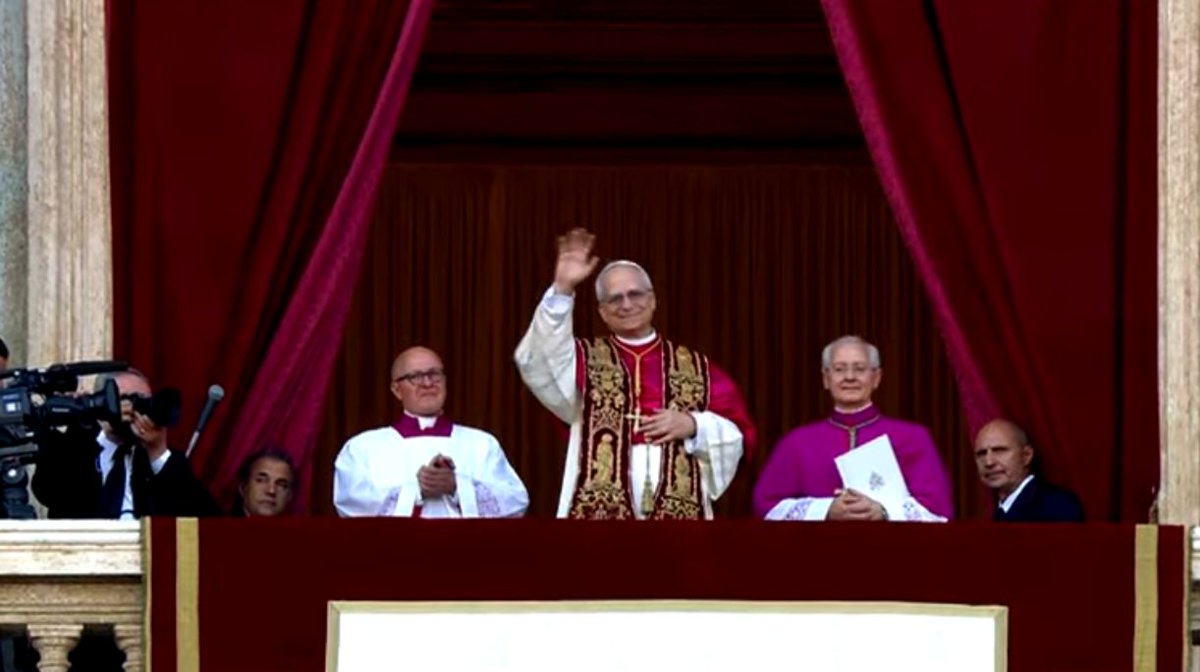 #HabemusPapam | La primera imagen de Robert Prevost, el papa León XIV sobre el balcón de la basílica de San Pedro <a href="/CaracolRadio/">Caracol Radio</a> <a href="/JulianSandoPri/">Juliano Prieto</a>