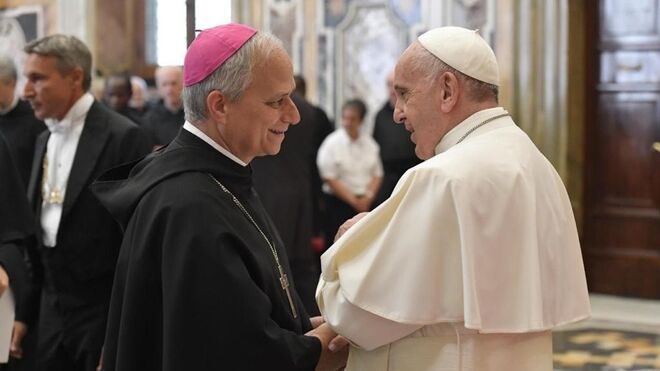 El cardenal Robert Prevost es uno de los hombres mas cercanos a Francisco e incluso fue nombrado por él. Es alguien de su absoluta confianza y que viene a seguir las reformas que se empezaron desde que asumió. Bergoglio transformó la Iglesia, no hay vuelta atrás, es el mejor y