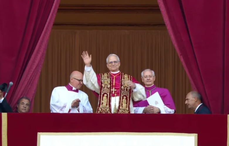 Reaccionnmx's tweet image. Sale al balcón del #vaticano el nuevo #papa #LeónXIV originario de #Chicago, Estados Unidos.