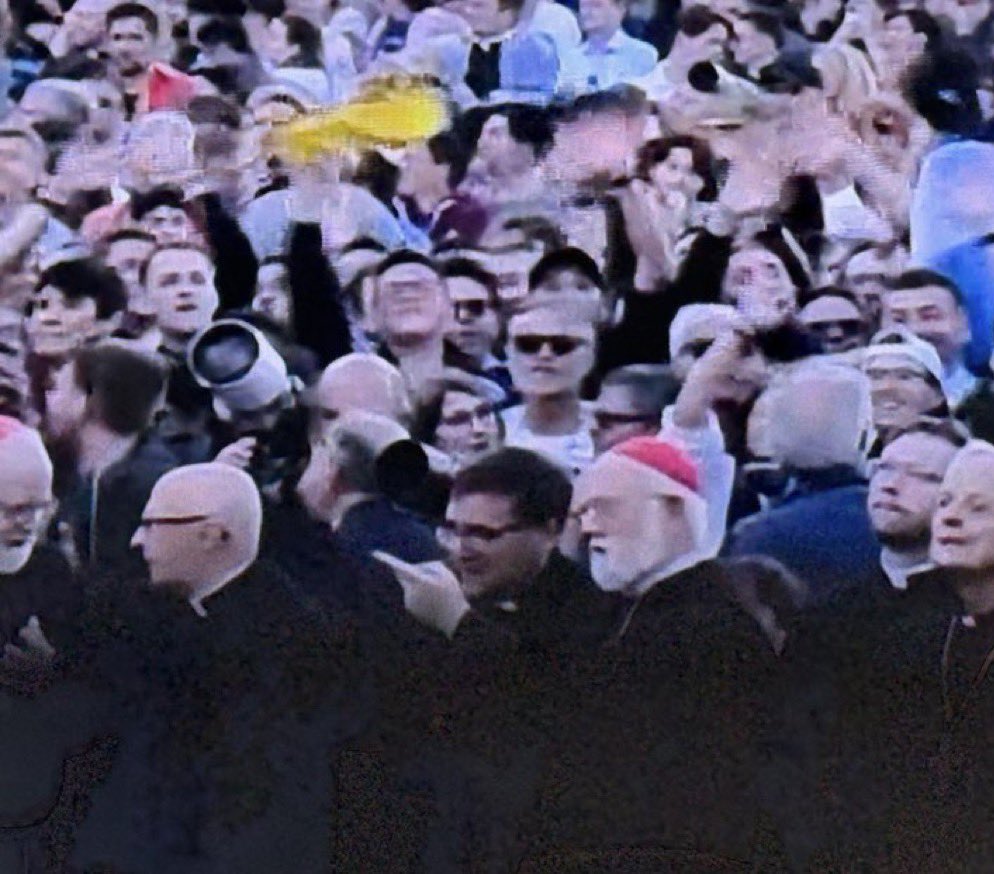 MLFootball (@_mlfootball) on Twitter photo TRENDING: A man was spotted waving a #Steelers terrible towel at The Vatican as the new Pope was being elected.
😭😭😭
(📸: <a href="/matthewluciow92/">Matthew Luciow</a>) TRENDING: A man was spotted waving a #Steelers terrible towel at The Vatican as the new Pope was being elected.
😭😭😭
(📸: <a href="/matthewluciow92/">Matthew Luciow</a>)