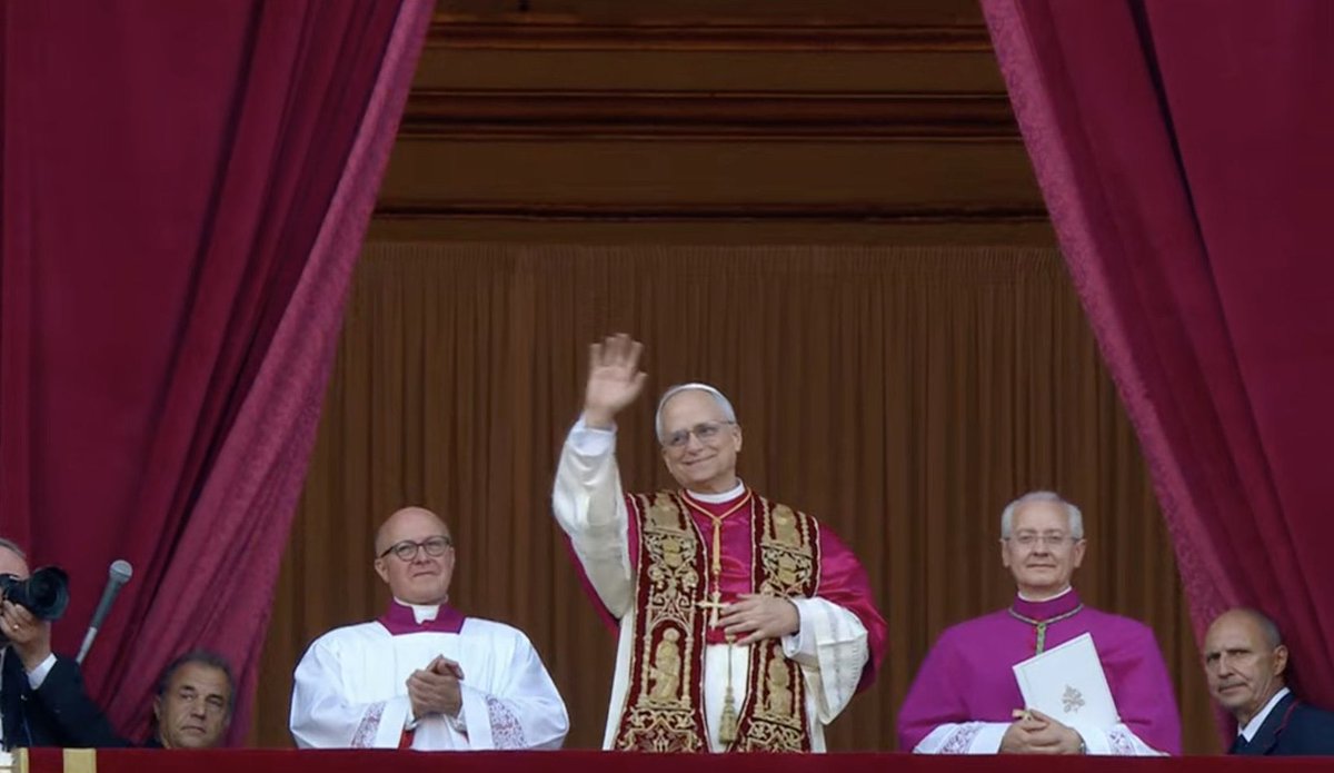 LEON XIV

69 años, de Chicago🇺🇸 aunque ha vivido 40 años en Perú🇵🇪.

Continuista con la línea de Francisco. Reformista, pero más moderado y dialogante. Políglota.

Experiencia en El Vaticano, factor pastoral pero también diplomático.

Posible unificador. Papa de consenso.