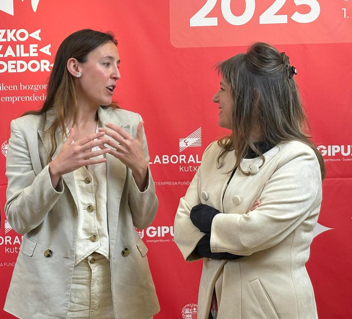 🏆👩🏻‍⚕️<a href="/ASPEGI/">ASPEGI</a>-ren #GipuzkoaEkintzailea sariek, gure lurraldeko emakumeen talentua balioan jartzen dute.

🌿 <a href="/MiryamOca/">Miriam Oca</a>, Ingurumen Administrazioko zuzendariak, Ekintzaile Sozial eta Jasangarriaren saria eman dio Inés Larreari, <a href="/cimicobiotech/">Cimico</a>-eko
CEO eta sortzailekideari.
