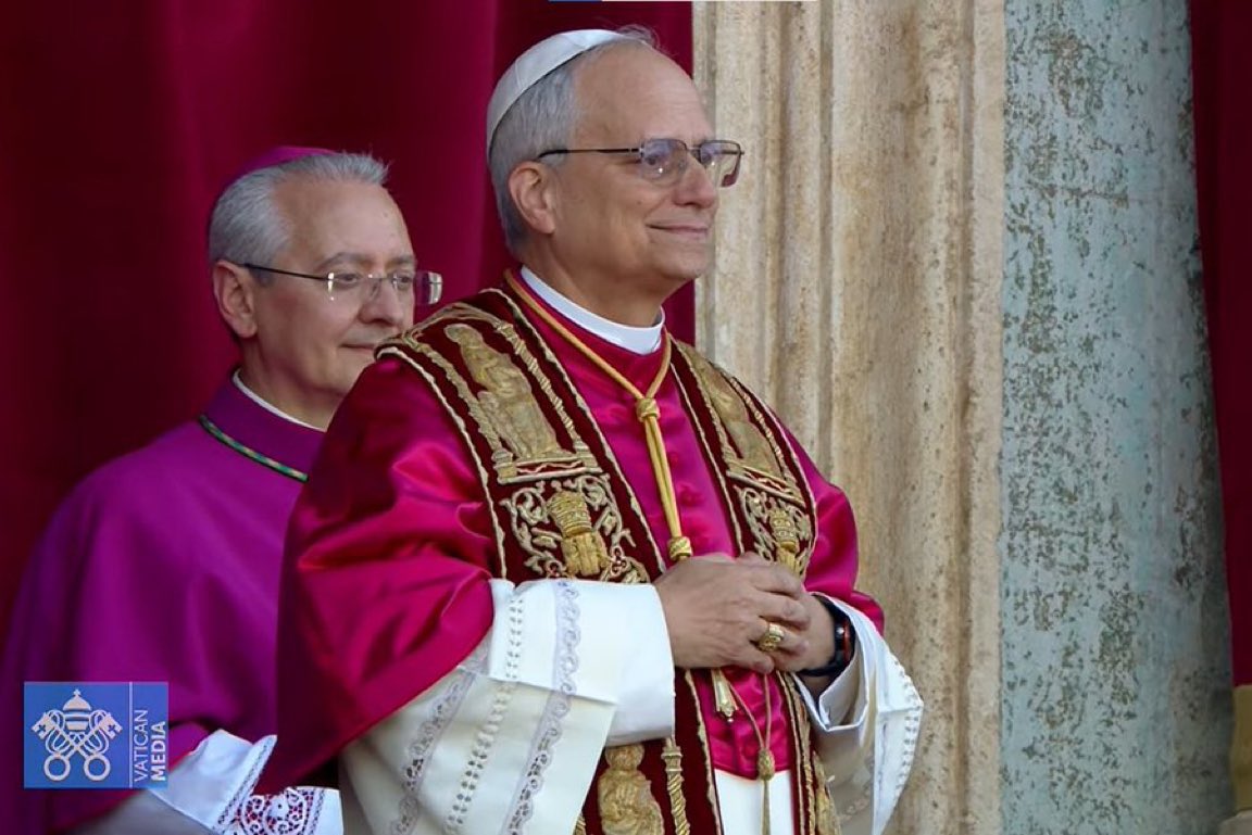 El papa LEÓN XIV saluda a los fieles católicos. 

¡Viva el papa!