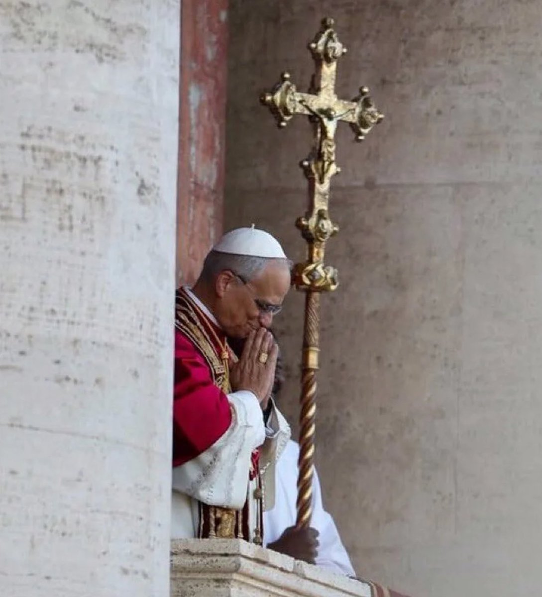 Señor,
te damos gracias como por el don del nuevo Papa León XIV

Acompáñalo con la luz y la fuerza del Espíritu Santo.

Dale sabiduría para discernir, fortaleza para servir y humildad para pastorear a tu Iglesia.

Que bajo su guía, caminemos con fe, unidad y esperanza🙏