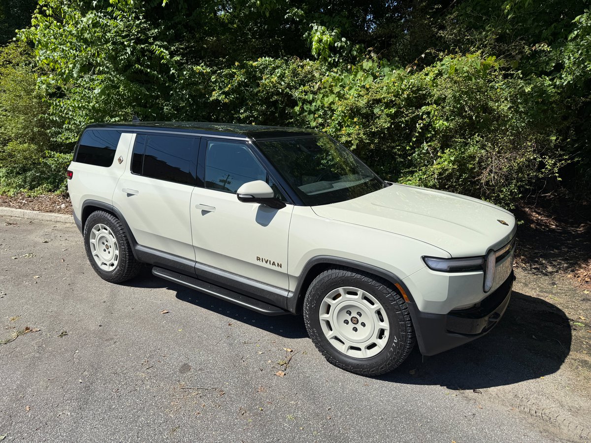 California Dune! Just upgraded with @1EV RMaxx Rock Sliders installed at #EVsportline in Atlanta - the ultimate side step / running board &amp; integrated underside protection! <a href="/Rivian/">Rivian</a> #Rivian #rivianr1s 
evsportline.com/collections/ri…