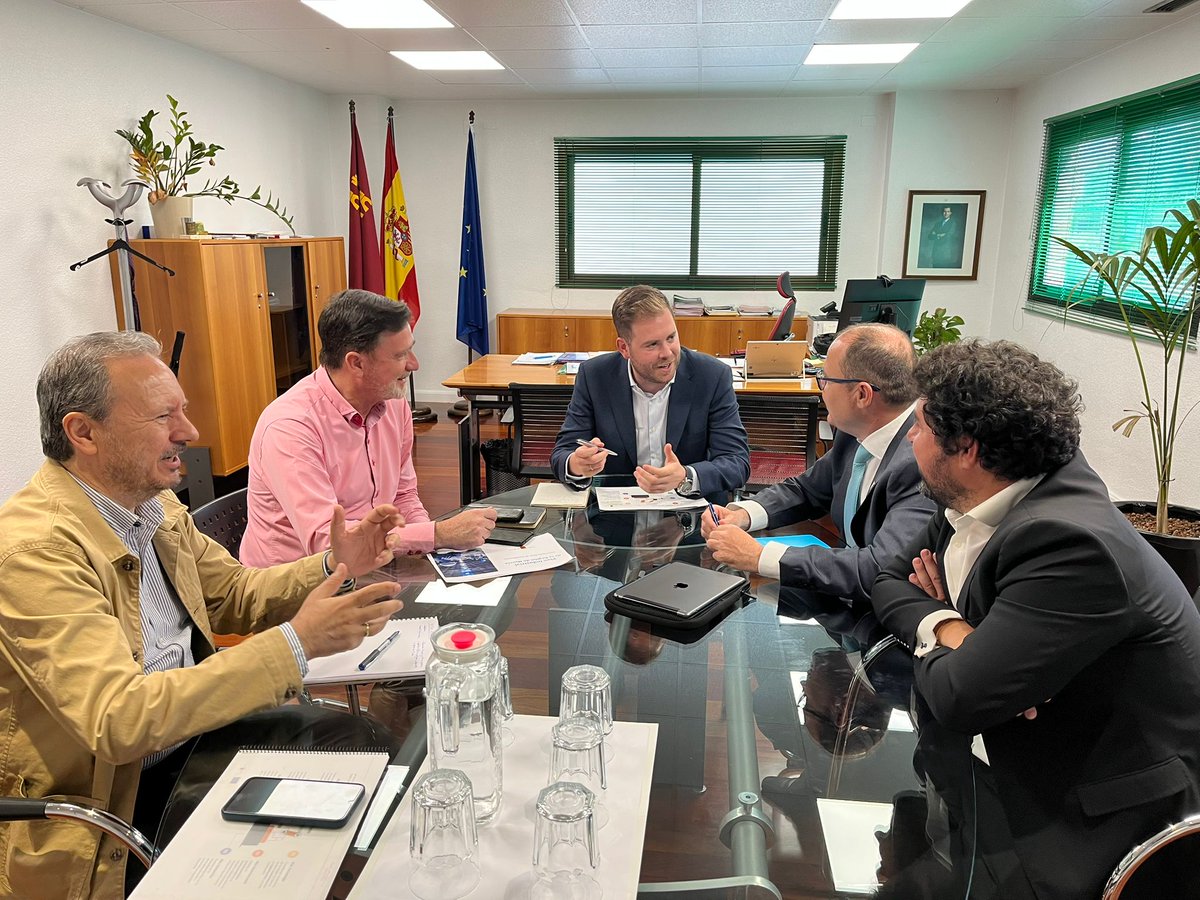 Consejería M. Ambiente, Univ., Invest. y Mar Menor (@ambientalrm) on Twitter photo El #PlanIndustrial de la #RegióndeMurcia apuesta por la innovación y las nuevas tecnologías para transformar y mejorar la competitividad del sector.
🤝<a href="/FedeMipe/">Federico Miralles</a> se ha reunido con el <a href="/cogittrm/">COGITTRM_ACARMITT</a>
👉Resaltando la importancia de impulsar la conectividad en los polos industriales El #PlanIndustrial de la #RegióndeMurcia apuesta por la innovación y las nuevas tecnologías para transformar y mejorar la competitividad del sector.
🤝<a href="/FedeMipe/">Federico Miralles</a> se ha reunido con el <a href="/cogittrm/">COGITTRM_ACARMITT</a>
👉Resaltando la importancia de impulsar la conectividad en los polos industriales
