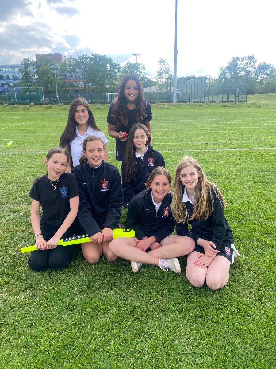 Alleyns_Sport's tweet photo. A great day of sport was capped off by the u14 girls who won their ๐พ fixture. 200 pupils have represented Alleynโs in Athletics, Cricket, Tennis and Water Polo fixtures this afternoon ๐ Great to see so many happy & active pupils, well done to all involved #AllWeCanBe https://t.co/kAJqadshCy