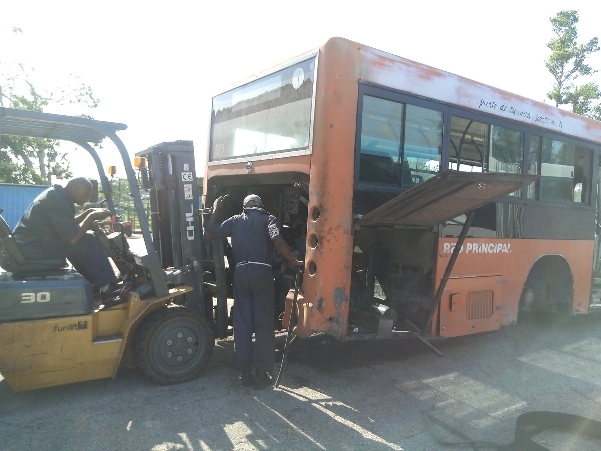 osdegesime's tweet photo. #CAISA en la reparación de ómnibus urbanos. @ruiz_yanetsy https://t.co/vx4CVm350l