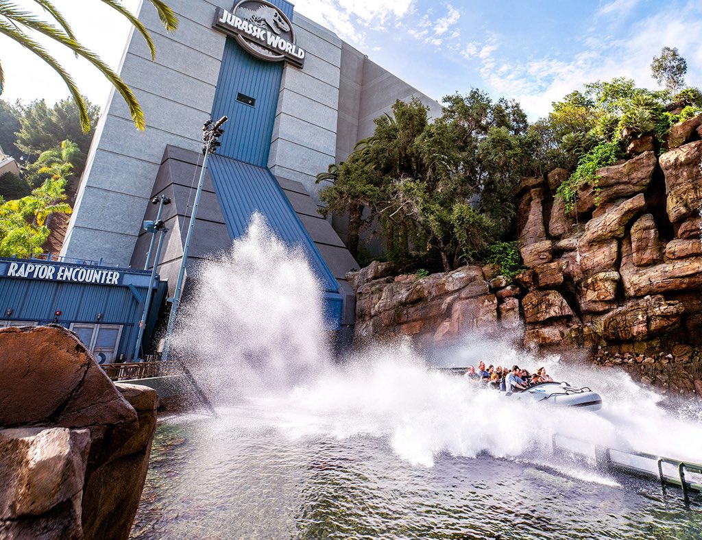 During Mega Movie Summer, Jurassic World the Ride will feature four new spitter dino’s AND a geyser water effect to soak guests who ride. 💦🦖🦕