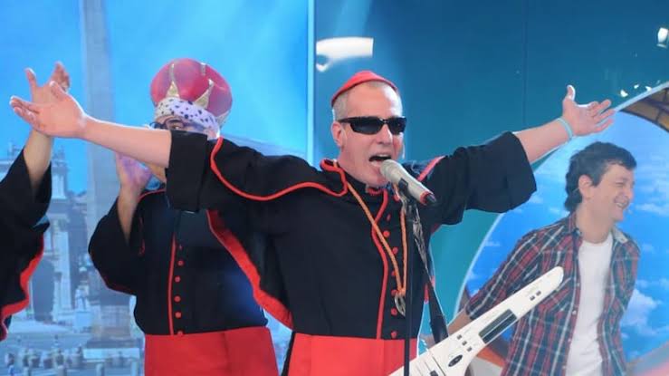 Yo re atea, aquí escuchando al Papa Peruano saludar en castellano a la diócesis de Chiclayo. Qué éxito. Yo así: