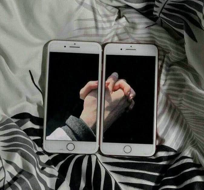 ظنوا أنها تعشقه 
     وخاااب ظنهم .... انها تتنفسه ..