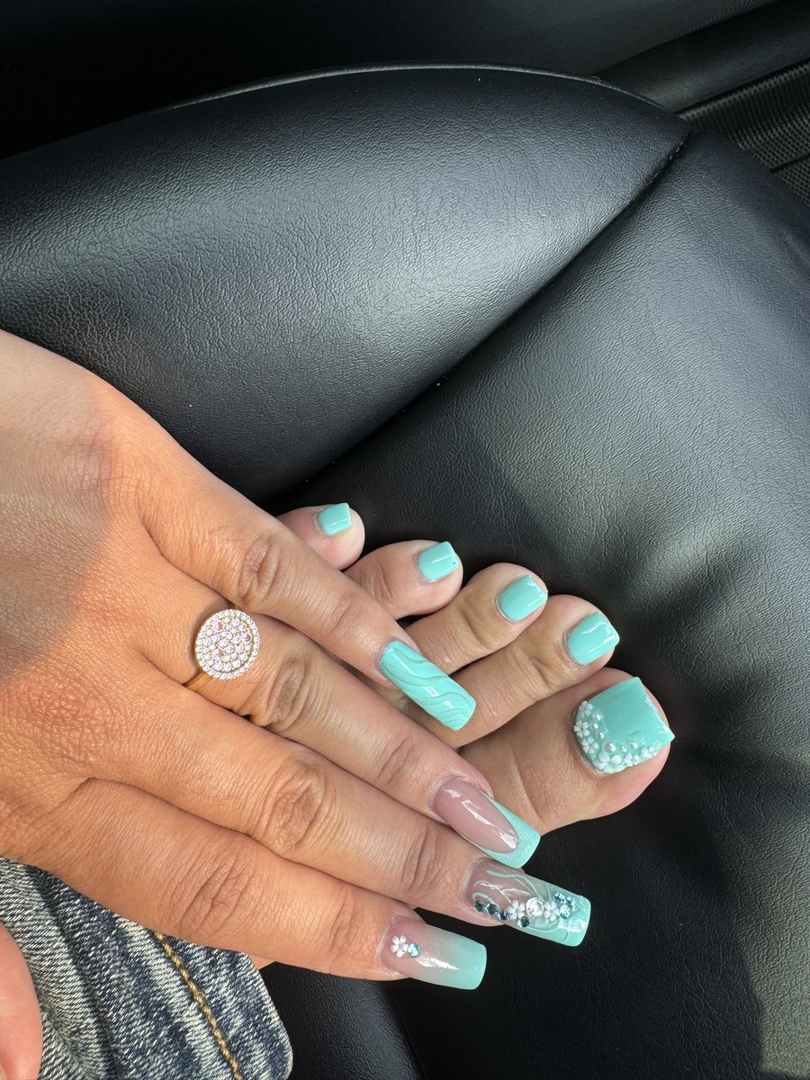 It says a lot about a women on how she takes care of her nails and toes 🦶‼️