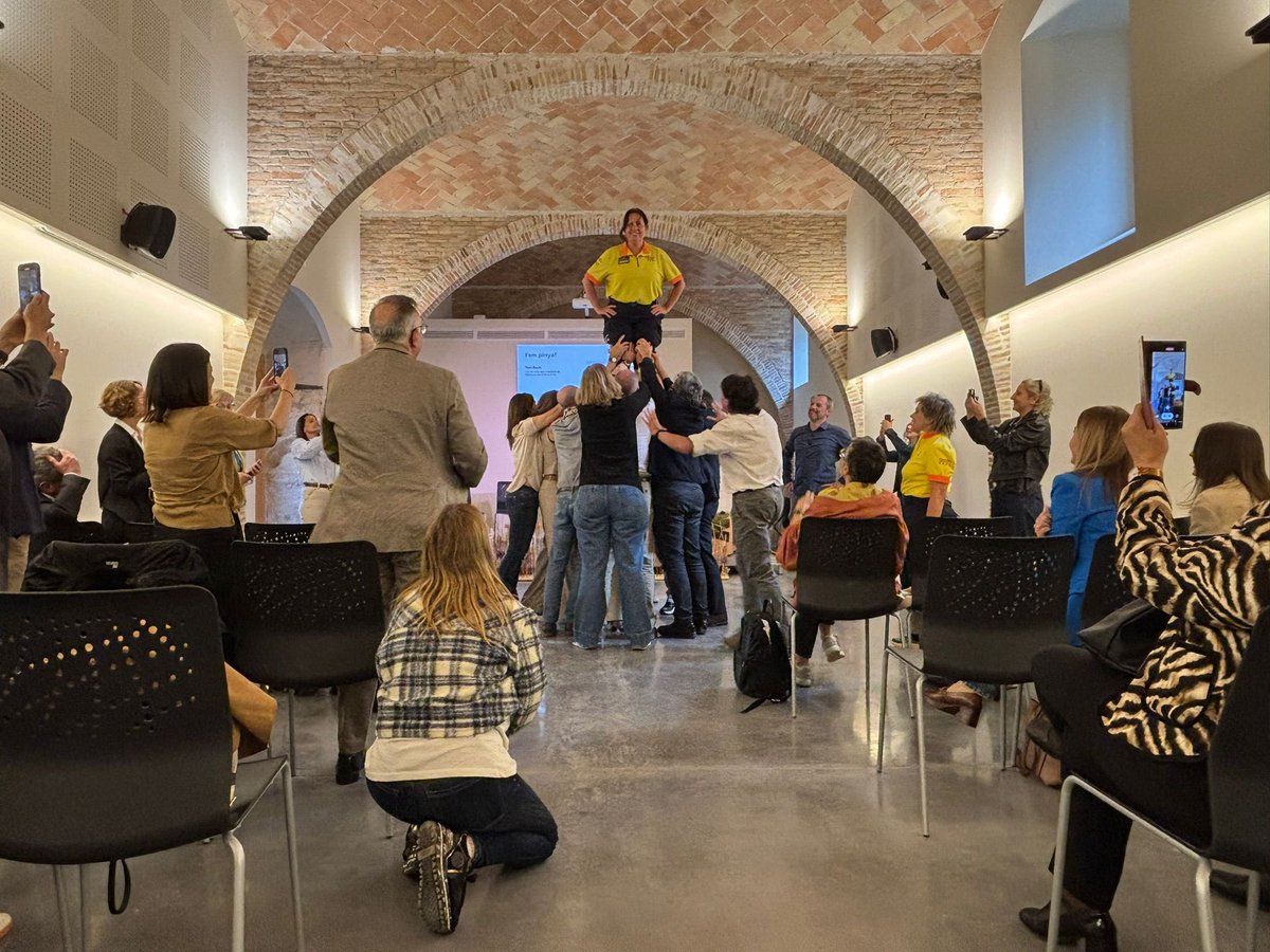 semgencat's tweet photo. 👉🏽 Cati Serra i Marta Olivé, del #SEM, han participat avui a ‘Salut, cura i benestar’, jornada celebrada a Santa Margarida i els Monjos.

📸 Imatges del Tancament de l’acte per part de la Consellera de @salutcat, Olga Pané, i de l’exercici de treball en equip, fent pinya entre tots els participants.