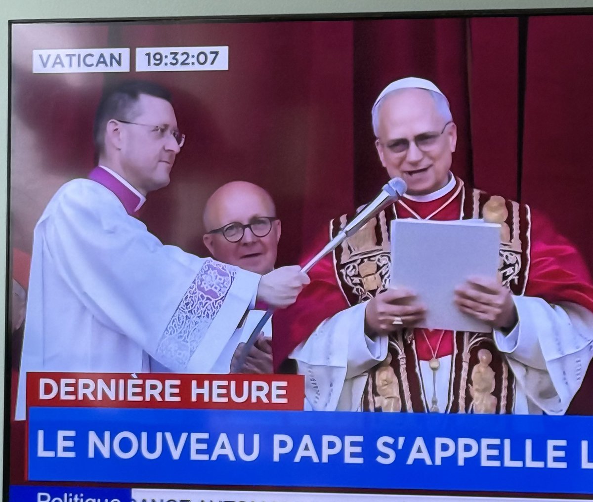 CITAREMI's tweet photo. «To do list» du Pape Léon XIV:

#1- Acheter un pied de micro https://t.co/6X0ZkQybQq