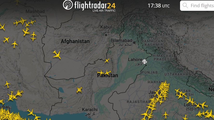 sidhant's tweet photo. India Pakistan tensions

Airspace over Pakistan &amp; North West India currently https://t.co/M139QRd6R0