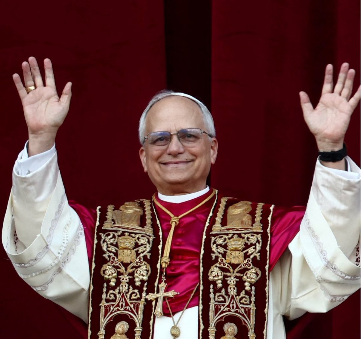 "El mal no prevalecerá" claro y contundente León XIV nuestro nuevo papa. Peruano nacionalizado, nacido en Chicago {(EEUU )de madre latina de apellido Martínez, agostino y continuador de la linea de Francisco quien lo hizo Cardenal. Robert Prevost largo y fructífero pontificado!.