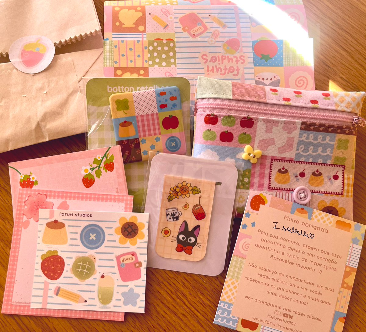 Chegou o meu tão esperado pedido da <a href="/fofuristudios/">ana paula | fofuri studios 🍓</a> e eu amei muito! Toda a experiência foi incrível! Adorei os brindes, os produtos e como fui super bem tratada ao tirar uma dúvida no chat!!😭 Quero muito continuar comprando e já recomendei! Muito obrigadaaaa!! 💖💖