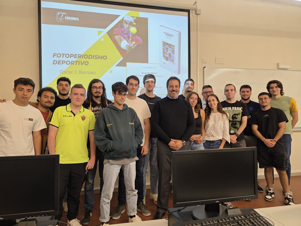 📸 Aprendiendo de los Mejores: clase magistral de <a href="/ojbarroso/">Oscar J. Barroso</a> en el campus de #Elche de la <a href="/UniversidadMH/">UMH</a> sobre fotoperiodismo deportivo. Cómo se prepara la cobertura gráfica de los grandes eventos deportivos?
#Fotografia #periodismo #umh #dantopress #periodismodeportivo