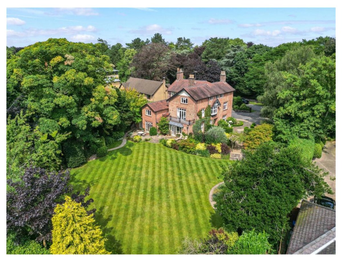 SOLD - £2.85m Catherine Road Bowdon Altrincham 
 
We were delighted to hand the buyers the keys to their new home today.

A beautiful home in a prestigious location and one of only a small number of high value homes to have been sold in the area recently.

The market at the top