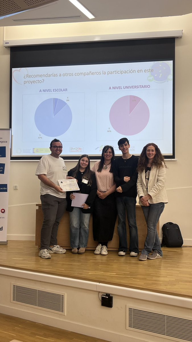 Detrás de las cámaras, tres estudiantes <a href="/vmontaner02/">Víctor Bravo</a> , 
<a href="/nlahozaranda/">nlahozaranda</a> y <a href="/saaragarc_/">Saritaa🛸</a> 
de #Periodismo de la UZ. Un trabajo imprescindible para visibilizar y dar a conocer. 
👀 bit.ly/4jLlMEl