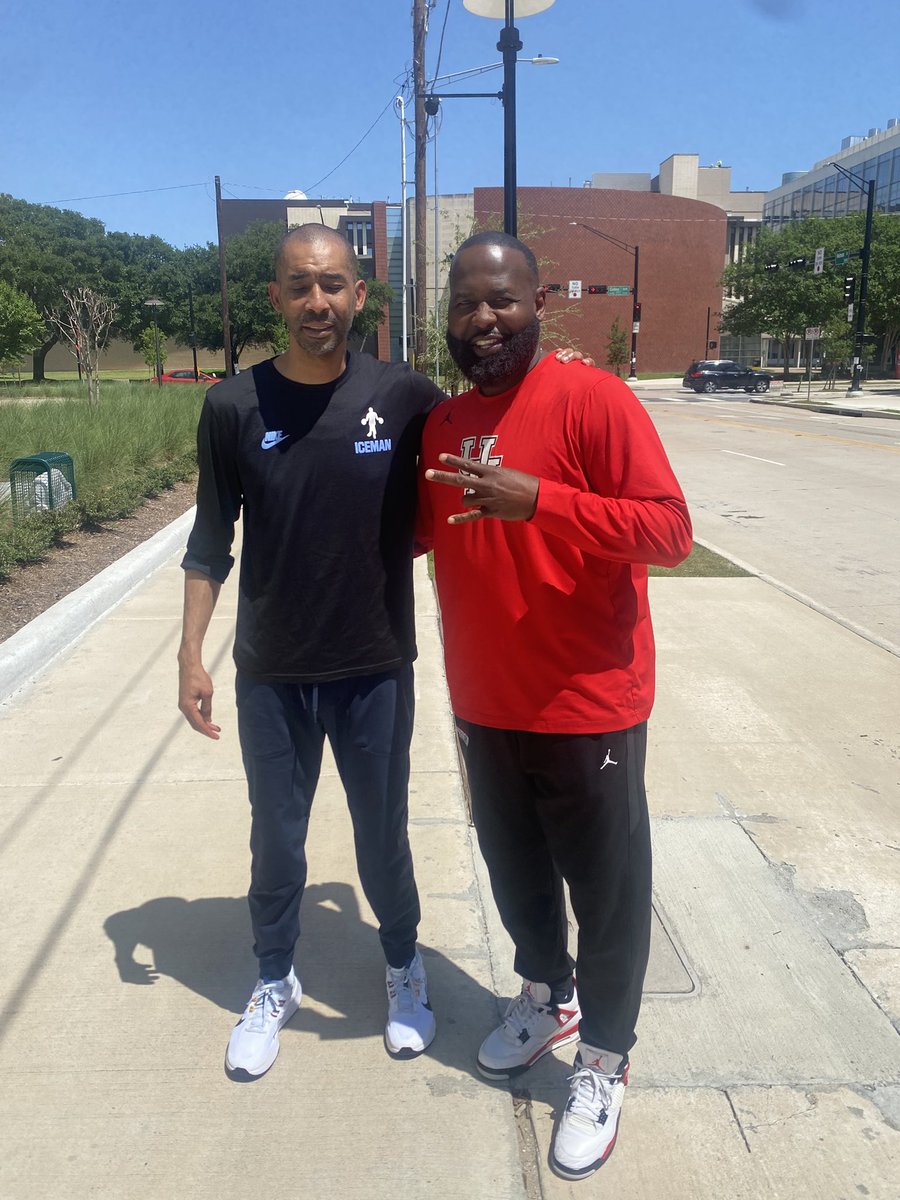 Great having UH Alumni Gee Gervin stop by his HOME / Campus! Gee was CUSA 1st Team All Conference &amp; NATIONAL ALL-AMERICAN &amp; played at the Univeristy of Houston 1998-2000. 

Great seeing you Gee, most electric COOGS to play, and nicest people! GO COOGS!  
#ForTheCity #AlumniFirst