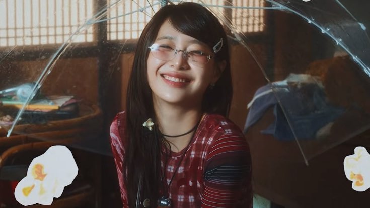 Chuuwondeezz's tweet photo. Flop. Anyways chuu is prettier and more talented https://t.co/5nKH2PC5ty