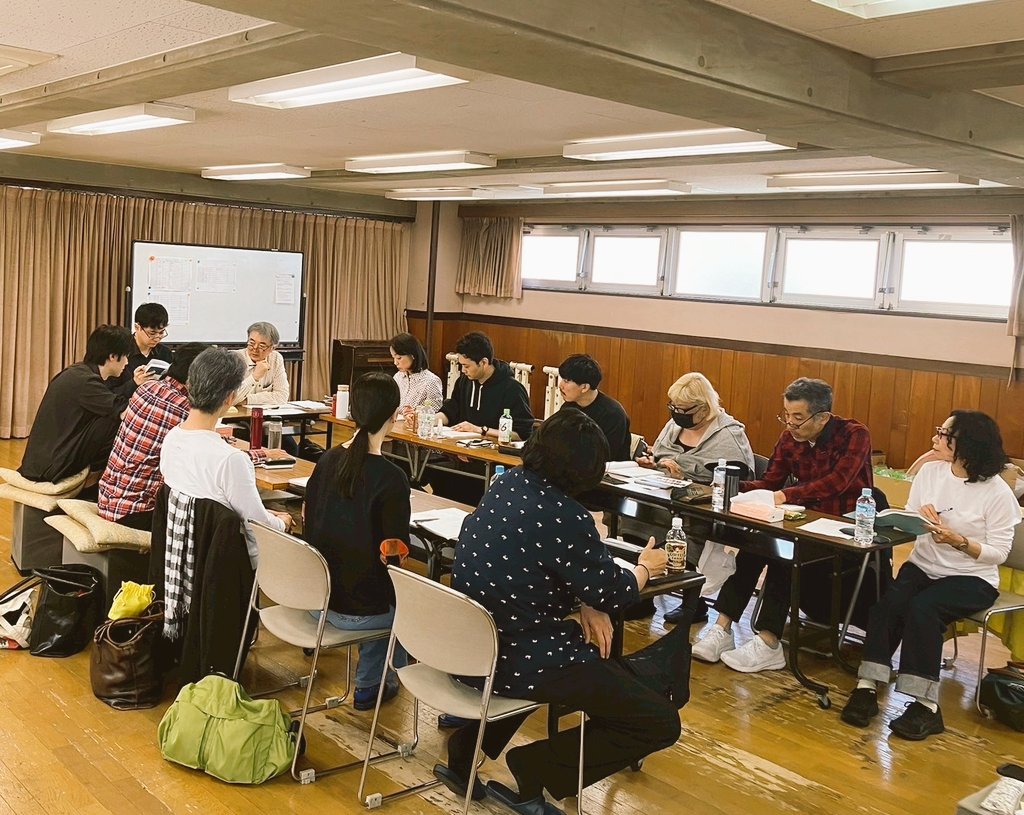 seigakan's tweet photo. #義庵 
#新訳リチャード三世
稽古開始です😊 
主宰の加藤義宗さんからお話を頂いて今日まで2年待っておりました🎊
まずは演出家 小笠原響さんと共にテキレジから翻訳の生 小田島創志さんがリアルに言葉の解説をしてくれます🌹
『#リチャード三世』3度目のチャレンジはマーガレットを演らせて頂きます🌈 https://t.co/IOLRtFFlXA