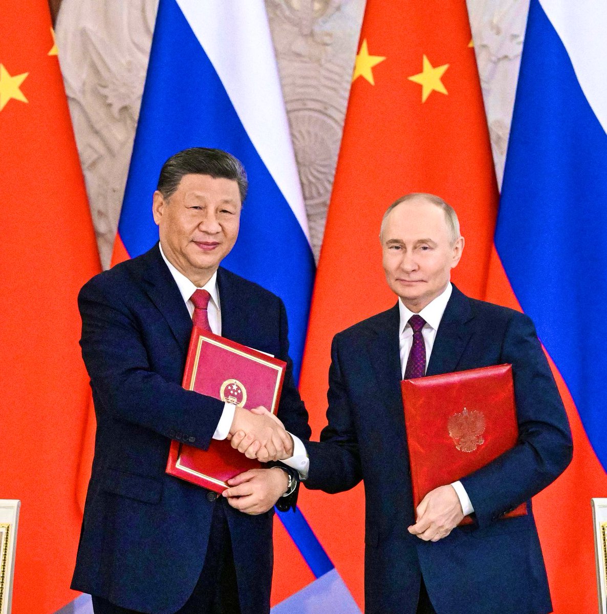 Kanthan2030's tweet image. Russia and China just signed 90 projects worth $200 billion in Moscow.

Chinese President Xi Jinping &amp;amp; Russian President Putin are visionaries who are laying the foundation for long term prosperity through win-win deals.

Complete opposite of Trump’s myopic and hostile strategy.