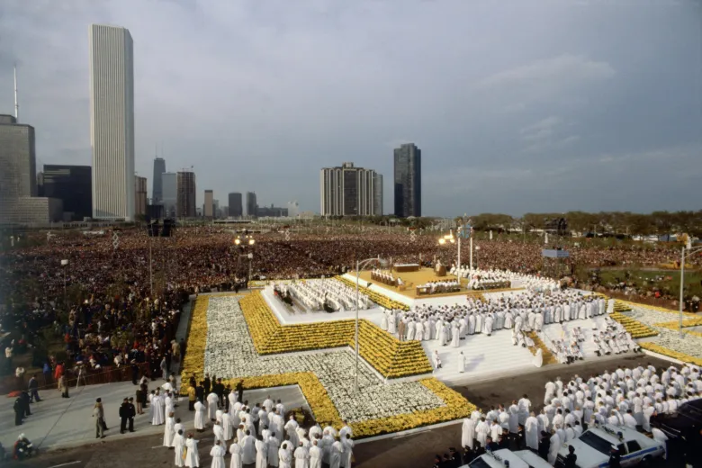 chi_urbanist's tweet photo. An overview of the crowds and main platform where the open-air Mass was celebrated at Grant Park during Pope John Paul II’s visit to Chicago on Oct. 5, 1979. (Ed Wagner Jr./Chicago Tribune) https://t.co/7jwCxXHJHx