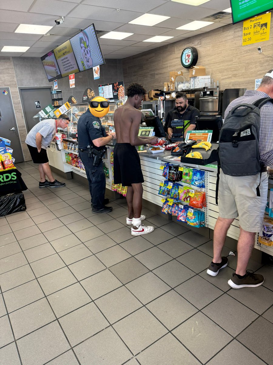BurrowBenjamin's tweet image. Definitely craziest shit I’ve seen in Austin. Went into 7/11 to heat up my lunch and watch a cop buy this crackhead 2 bags of Doritos, chicken wings off the hot tray and a FOUR-LOKO 
#APD