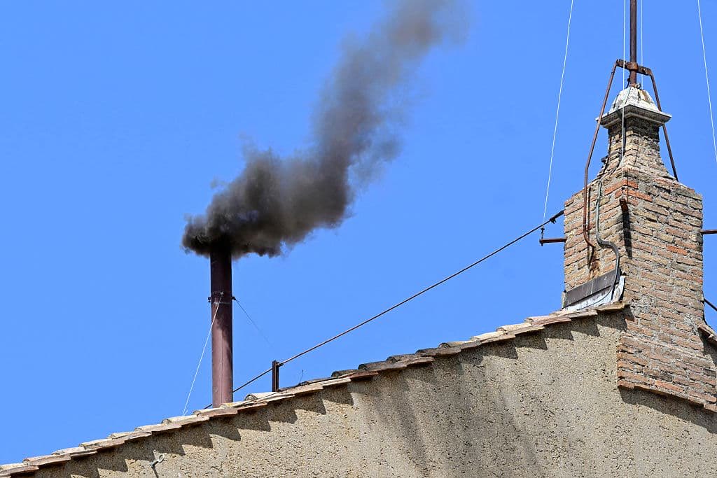 MacGruber_'s tweet photo. Can we talk about how shitty the conclave smokestack is? https://t.co/fFRJpMzmST