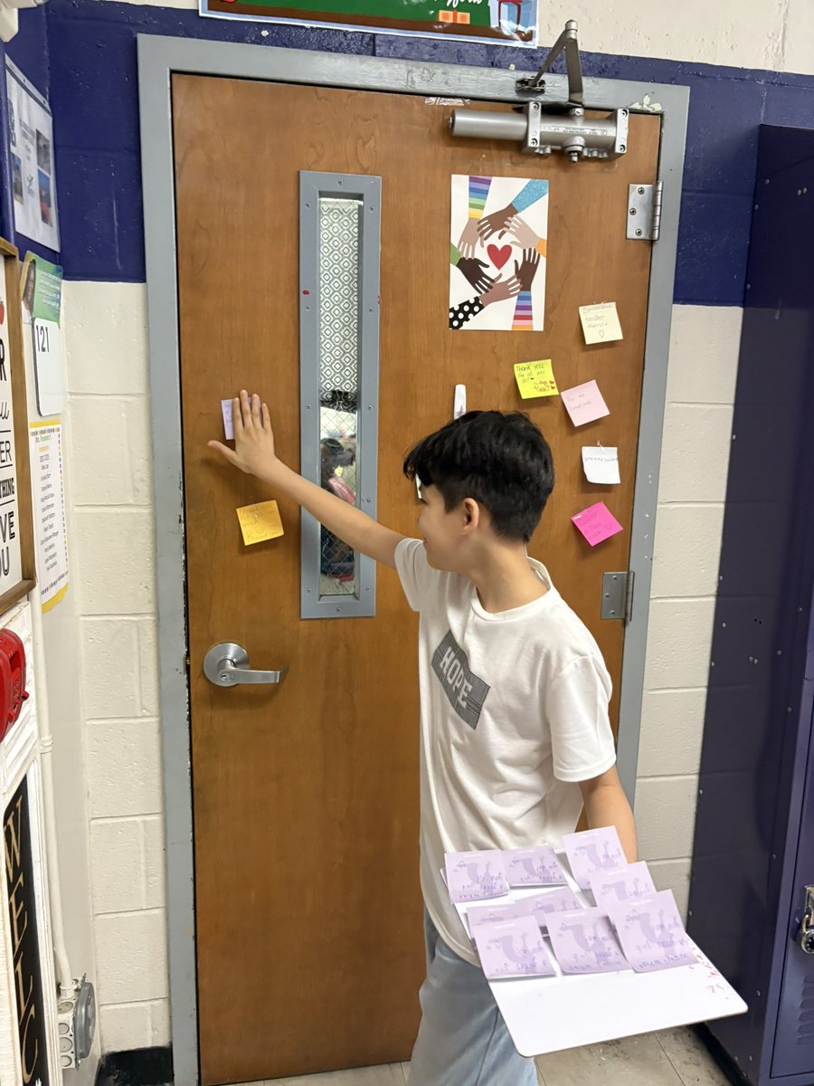 jill_pointer's tweet image. One of my students giving a thank you to our teacher of the year, Ms. G. Poindexter!
#MNPSWellnessWeek2025
@MNPS_kidshealth 
@DonelsonMNPS