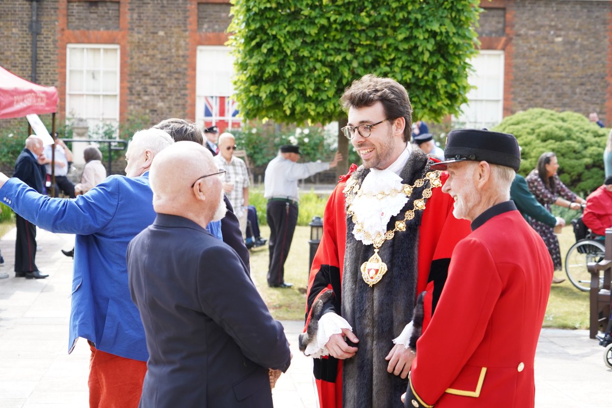 Mayor of Kensington and Chelsea (@rbkcmayor) on Twitter photo Delighted to visit <a href="/RHChelsea/">Royal Hospital Chelsea</a> today for their 1940s style Village Fête to commemorate 80 years since VE Day.
I really enjoyed chatting with pensioners, plus some dancing and practicing my aim with water pistols! Delighted to visit <a href="/RHChelsea/">Royal Hospital Chelsea</a> today for their 1940s style Village Fête to commemorate 80 years since VE Day.
I really enjoyed chatting with pensioners, plus some dancing and practicing my aim with water pistols!