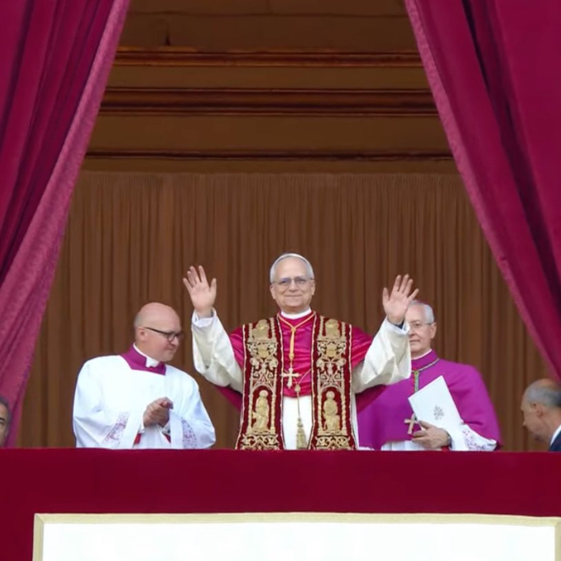 YolandaPc3's tweet photo. #fumata 
📢 ¡Habemus Papam! 🕊️

La chimenea del Vaticano habló: humo blanco en Roma y nuevo Papa elegido.
Un momento histórico para la Iglesia y el mundo. 🌍🙏 https://t.co/SJ0iTlbqiu