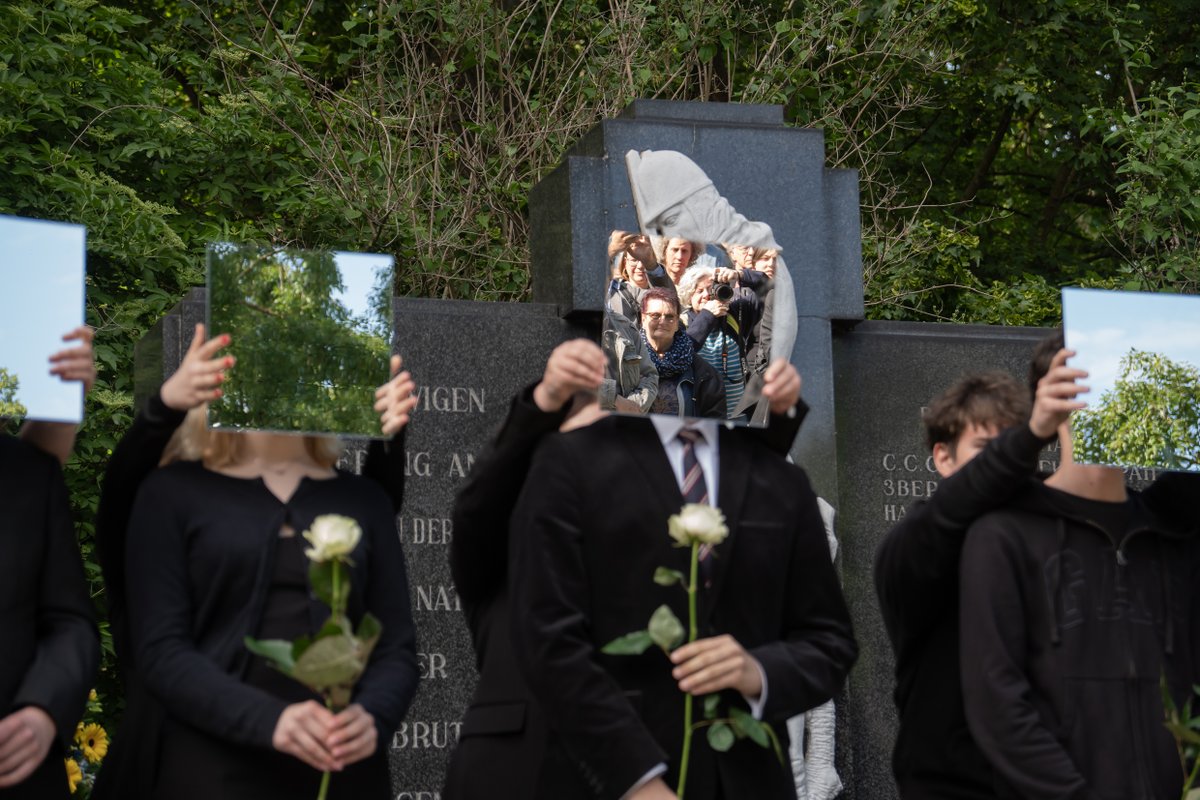 Das Ende des Zweiten Weltkriegs in Europa und damit die Befreiung vom nationalsozialistischen Terrorregime jährt sich zum 80. Mal. Es ist Zeit, die Geschichte der Erinnerungskultur selbst in den Fokus zu stellen und damit (selbst-) reflektiert Leerstellen zu füllen. (BO)